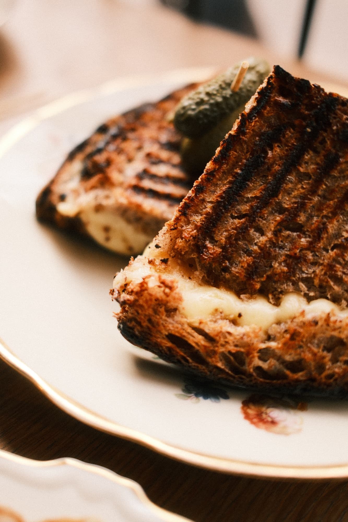 Den grillede sandwich skåret over