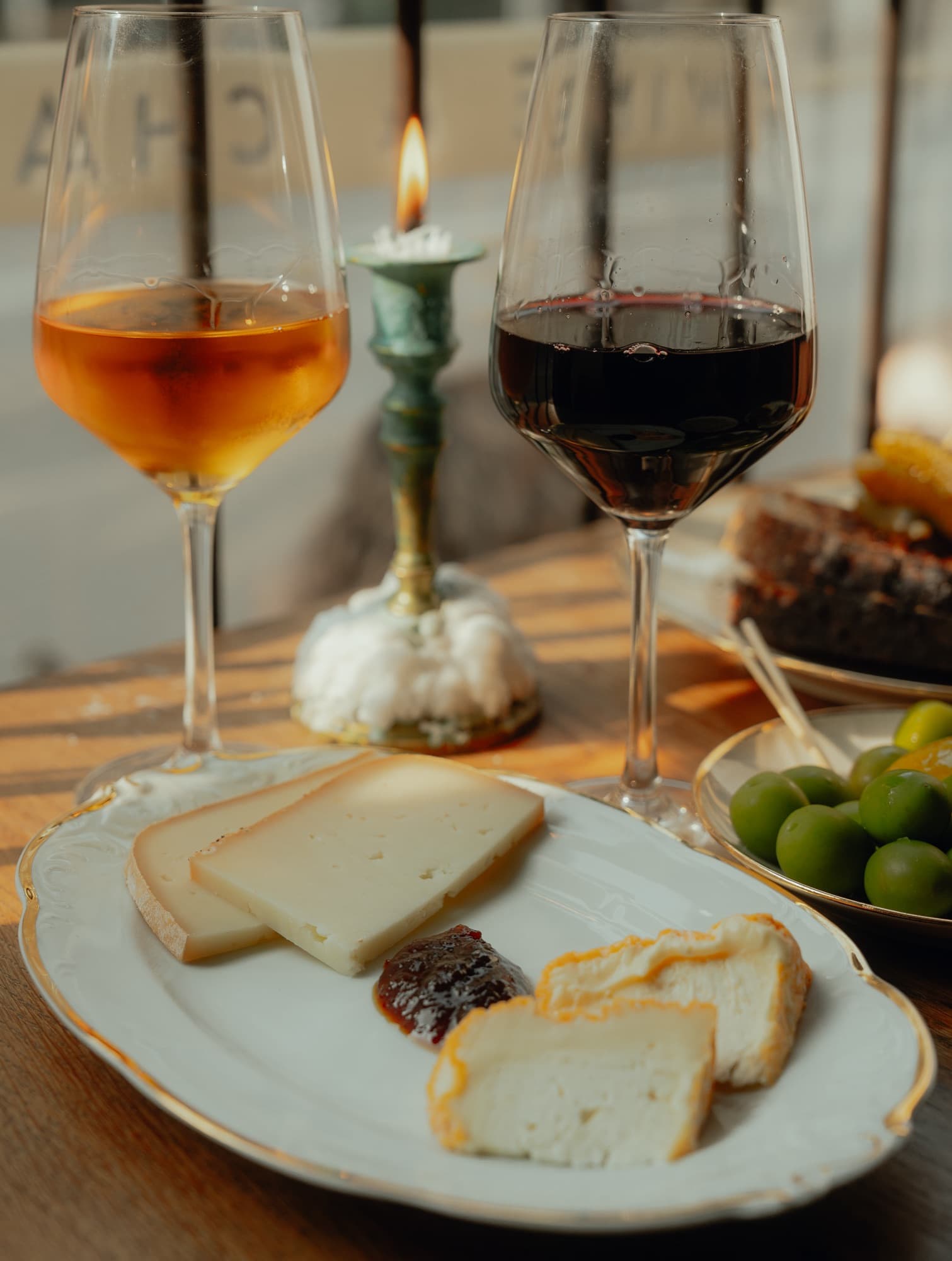 Ost og et glas vin stillet frem på bordet i Vesterhus